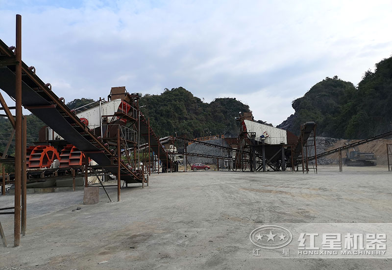 方案三配置現(xiàn)場：破碎機+制砂機+洗砂機，費用80萬以上