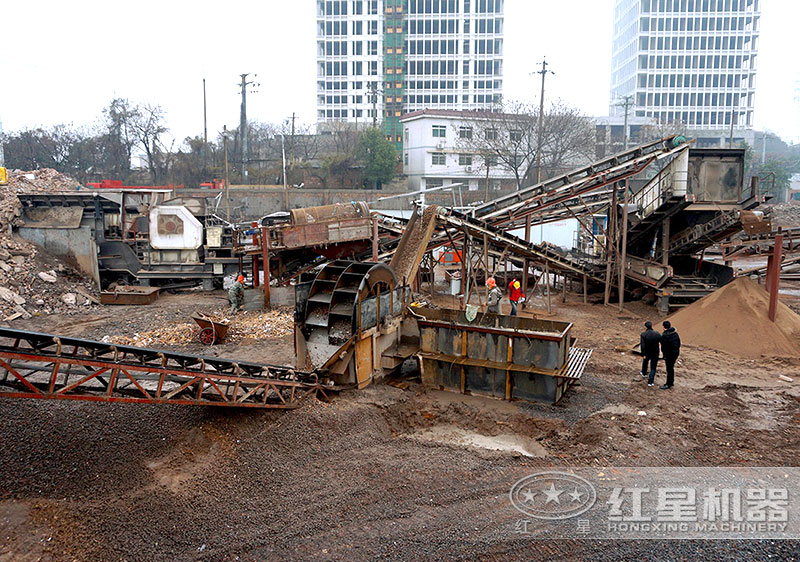 建筑垃圾制沙現(xiàn)場，配置車載制沙機